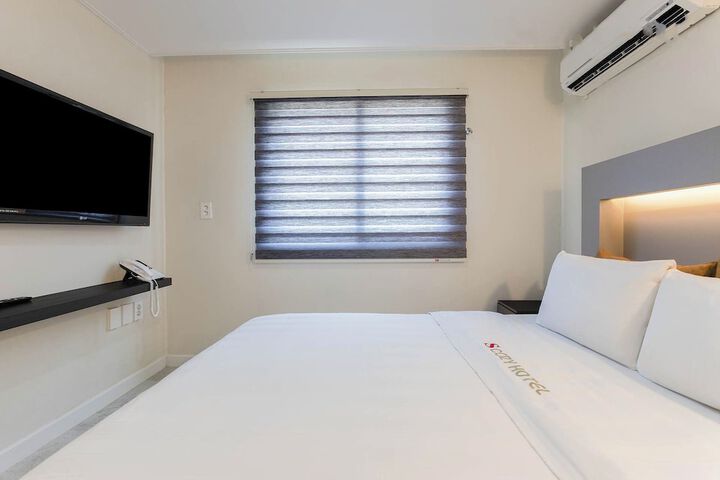 Room 7 of 82