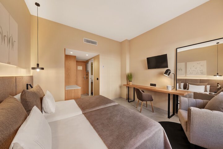 Room 32 of 73