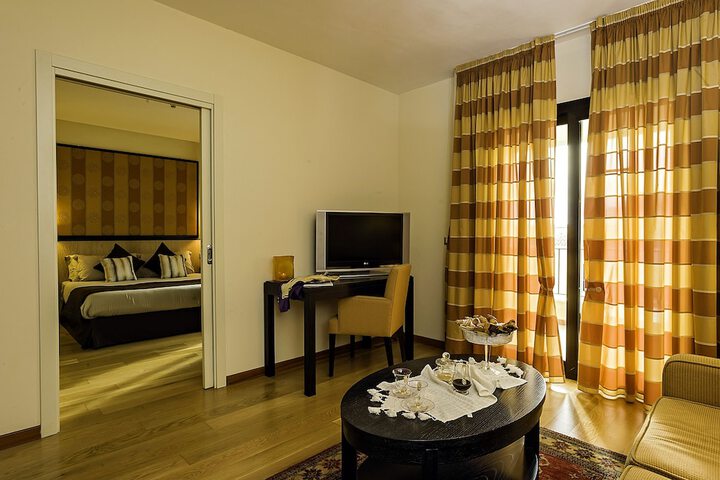 Room 5 of 32
