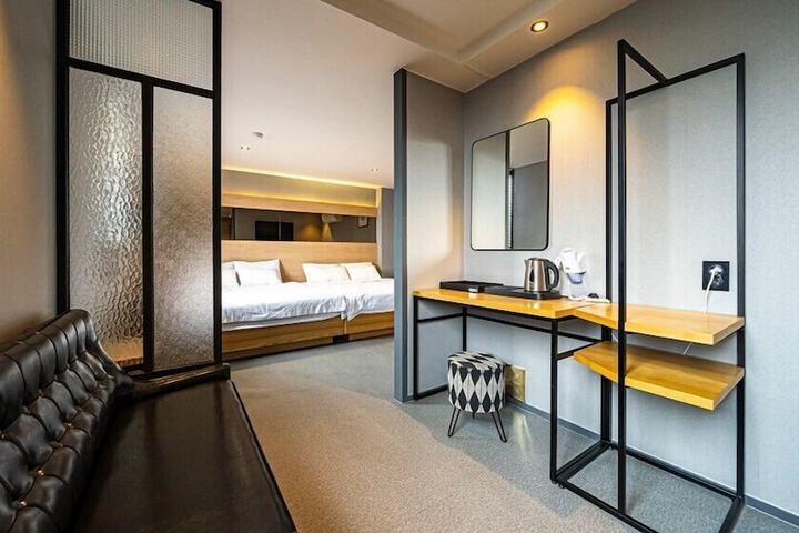 Room 14 of 65