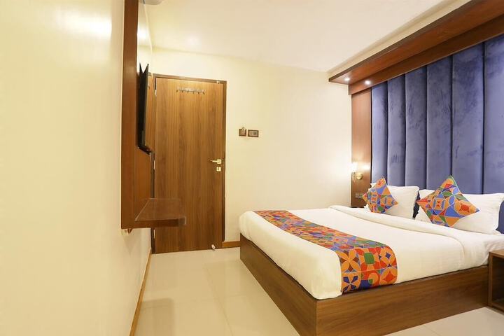 Room 7 of 9