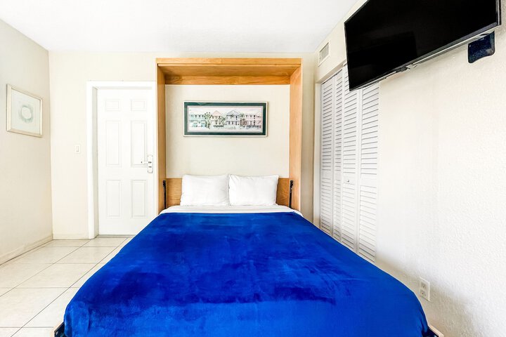 Studio Queen Bed (6 of 7)