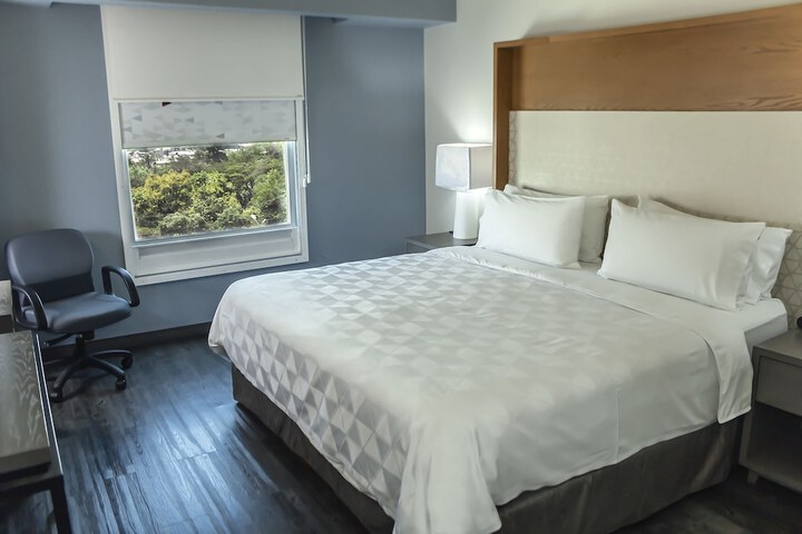 Room 5 of 113