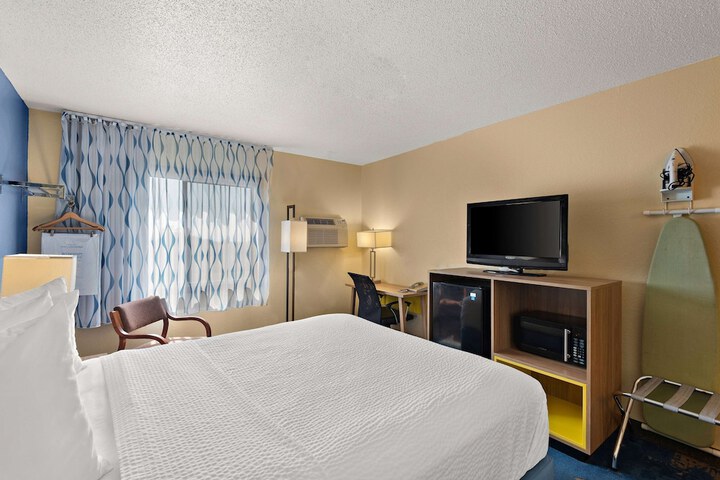 1 Queen Bed (18 of 29)