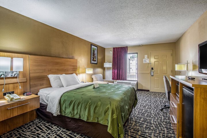 1 Queen Bed (2 of 10)