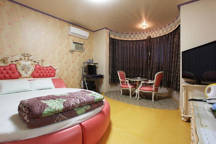 Room 28 of 79