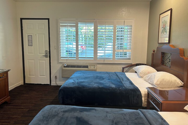 1 Queen Bed (2 of 13)