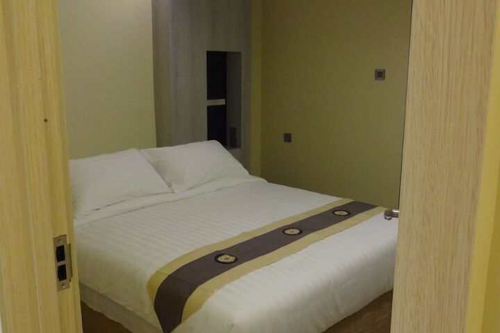 Room 8 of 25