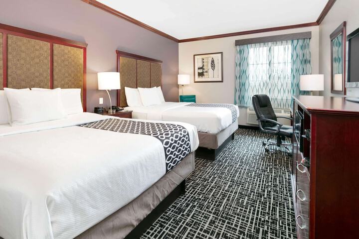 2 Queen Beds (2 of 5)