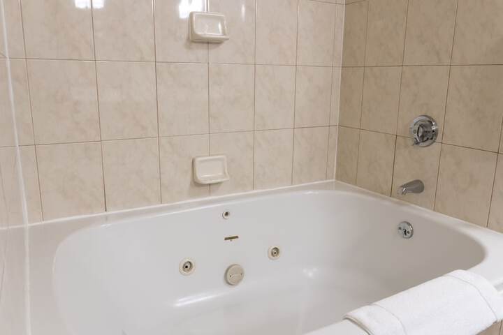 Deep soaking bathtub