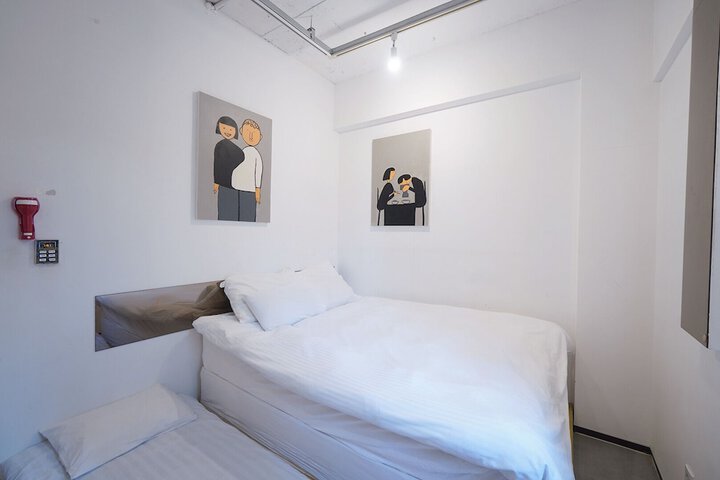Room 32 of 43
