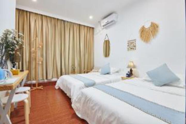 Room 10 of 12