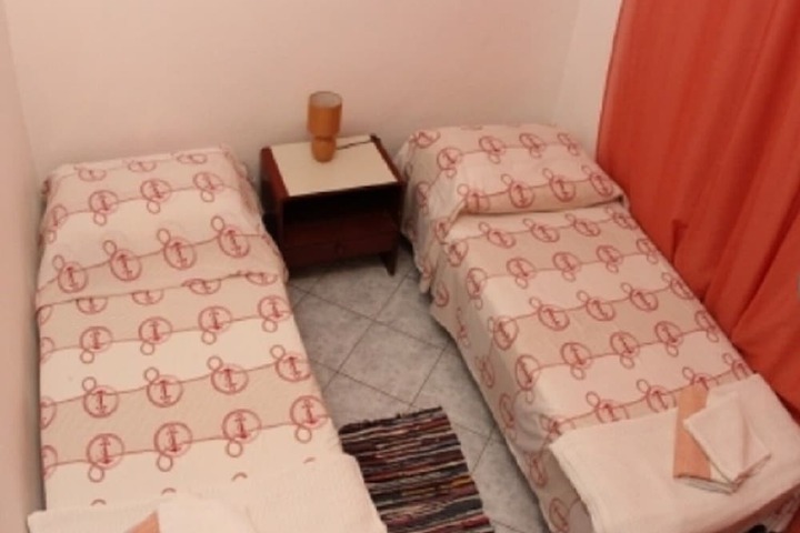 Room 9 of 18