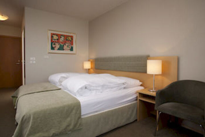 Room 16 of 38
