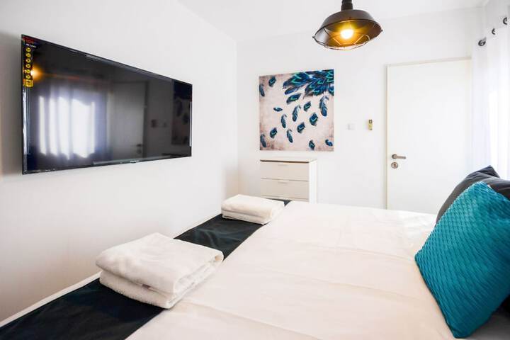 Room 2 of 43