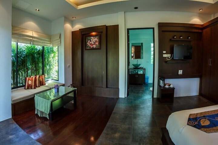 Room 10 of 29