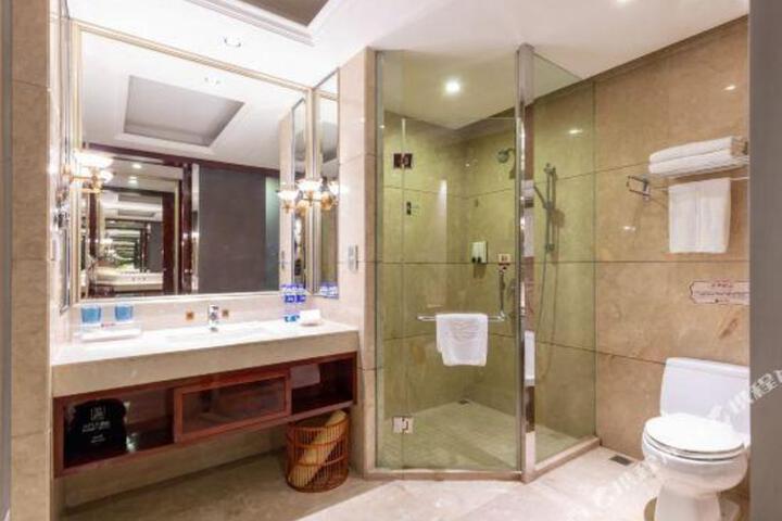 Oriental Fenghuang Hotel (Zhongshan Dengdu Ancient Town Huayi Square)