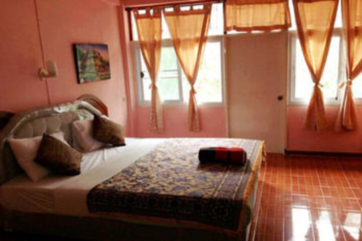 Room 4 of 18