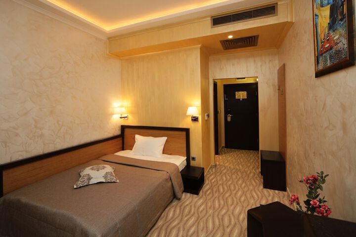 Room 6 of 82