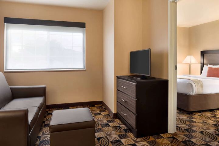 1 Queen Bed Studio Suite (2 of 7)