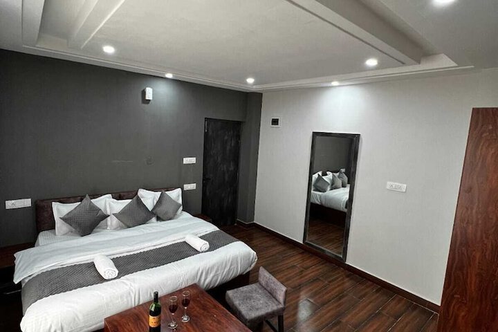 Room 3 of 20