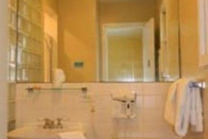 Room 4 of 9