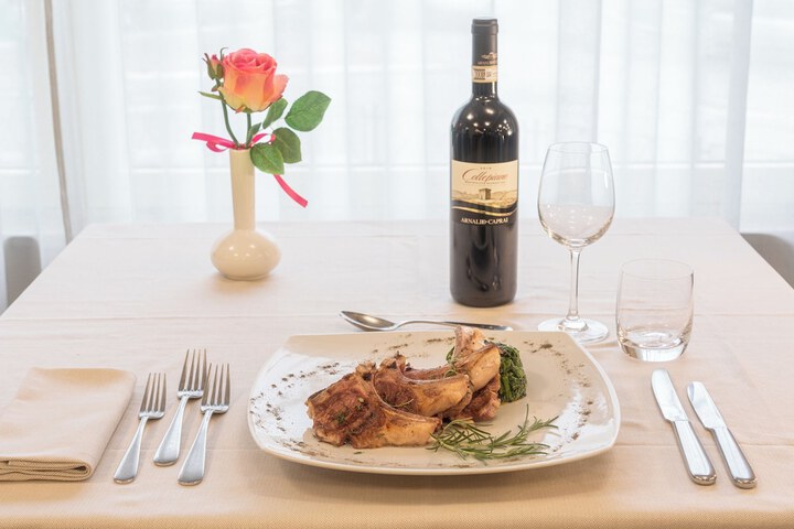 Dining 49 of 77