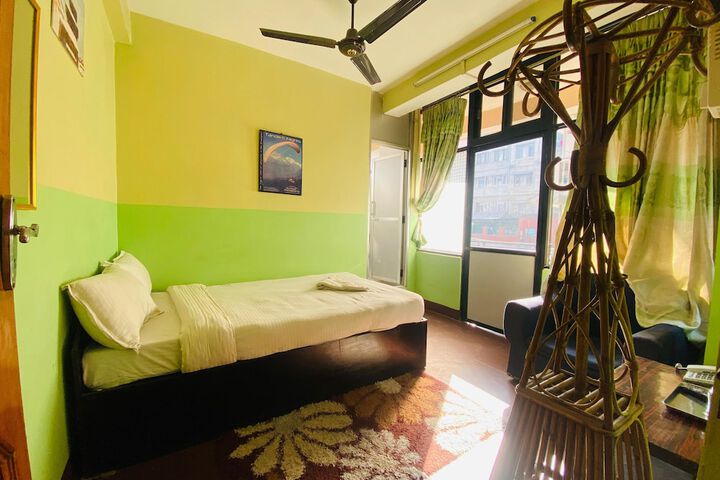 Room 9 of 28