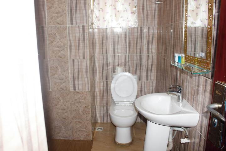 Room 5 of 8