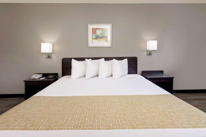 1 King Bed (5 of 10)