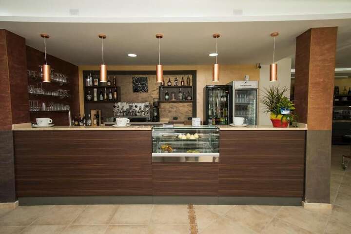 Lounge 17 of 21