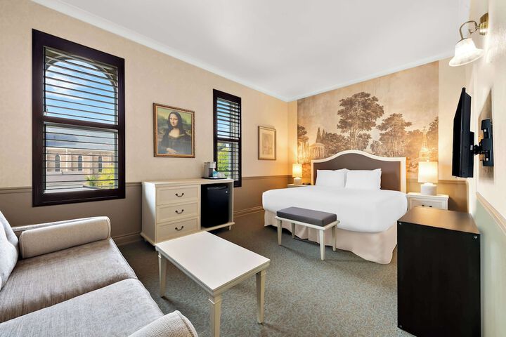 Suite 2 Queen Beds Sitting Area WiFi Coffee and Tea Maker Bathtub and Shower Continental Breakfast (18 of 29)