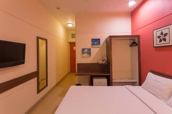 Room 11 of 37
