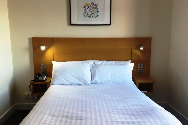 Room 11 of 33