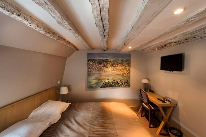 Room 3 of 33