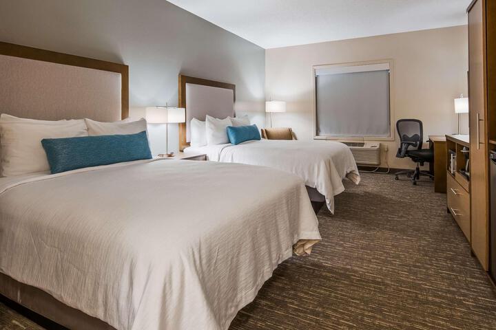 2 Queen Beds Microwave and Refrigerator WiFi Full Breakfast (2 of 7)