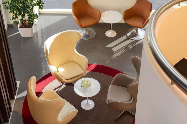 Lounge 51 of 59