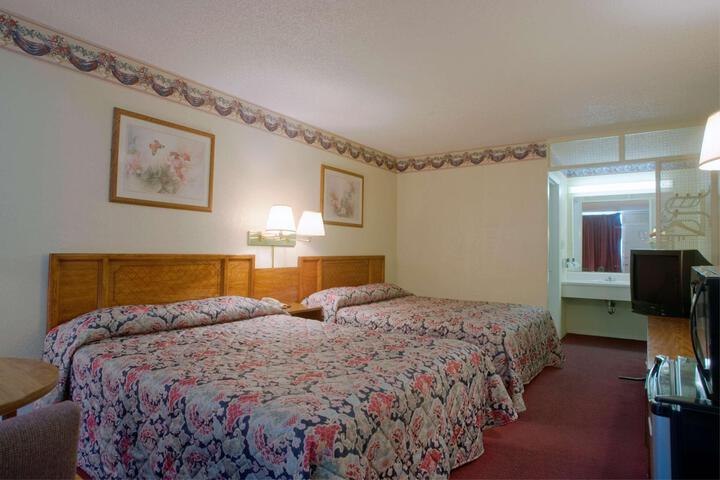 1 Queen Bed (6 of 9)