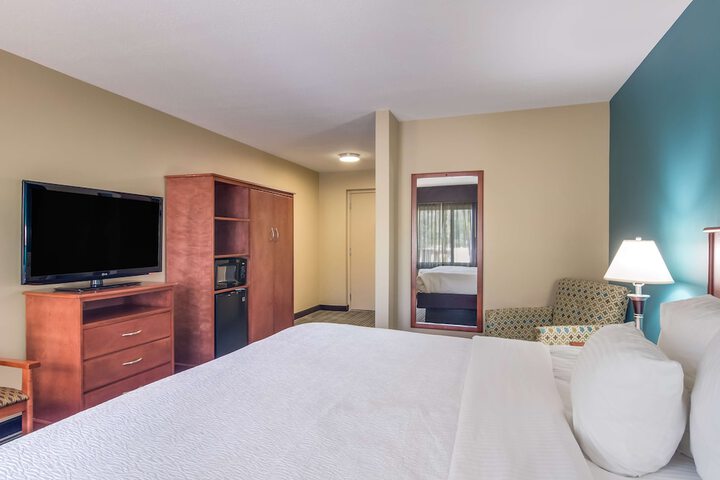 1 King Bed Microwave, Refrigerator, Coffee Maker Full Breakfast (2 of 11)