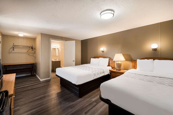 1 Queen Bed (4 of 11)