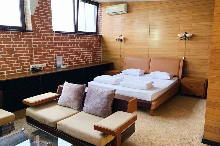 Room 4 of 17