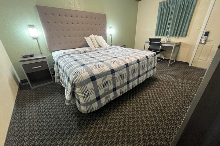 Room 11 of 17