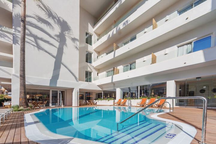 Hotel with Pool