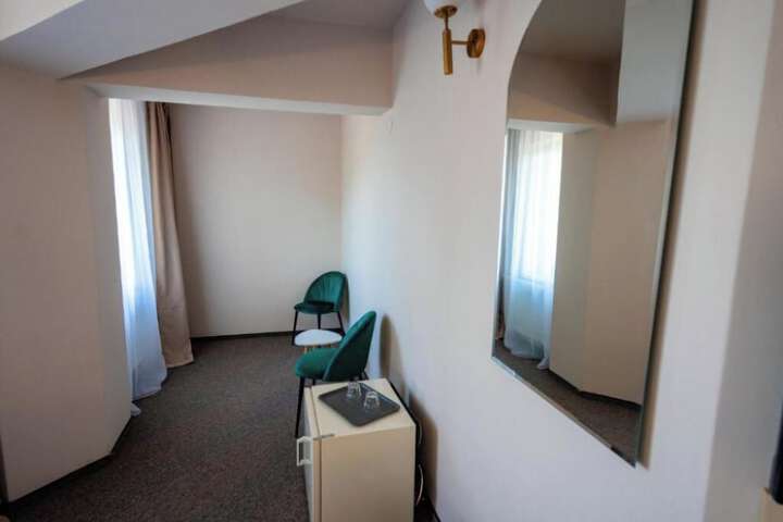 Room 17 of 28