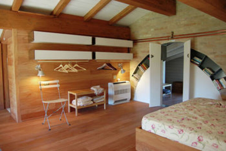Room 6 of 16