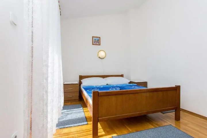 Room 6 of 13