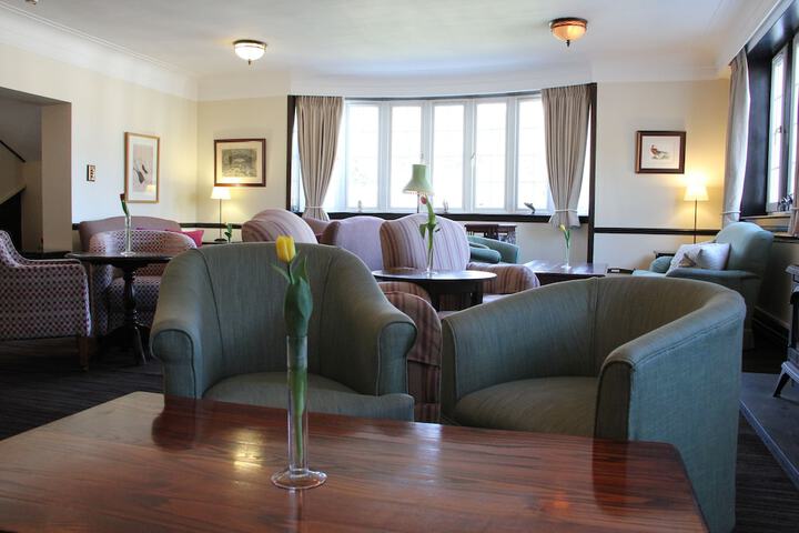 Lobby lounge