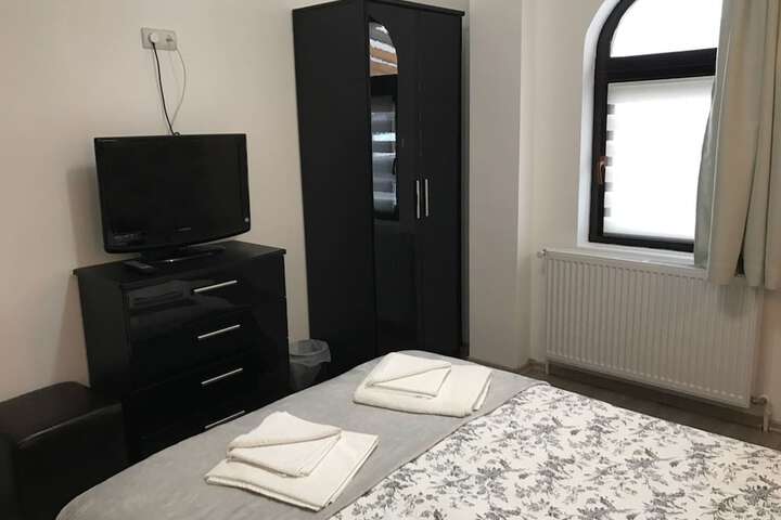 Room 10 of 18