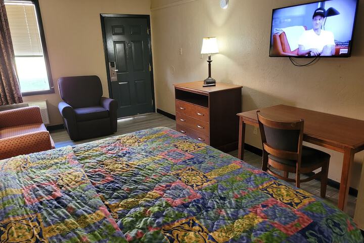1 King Bed (3 of 13)