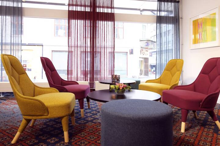 Lounge 52 of 61